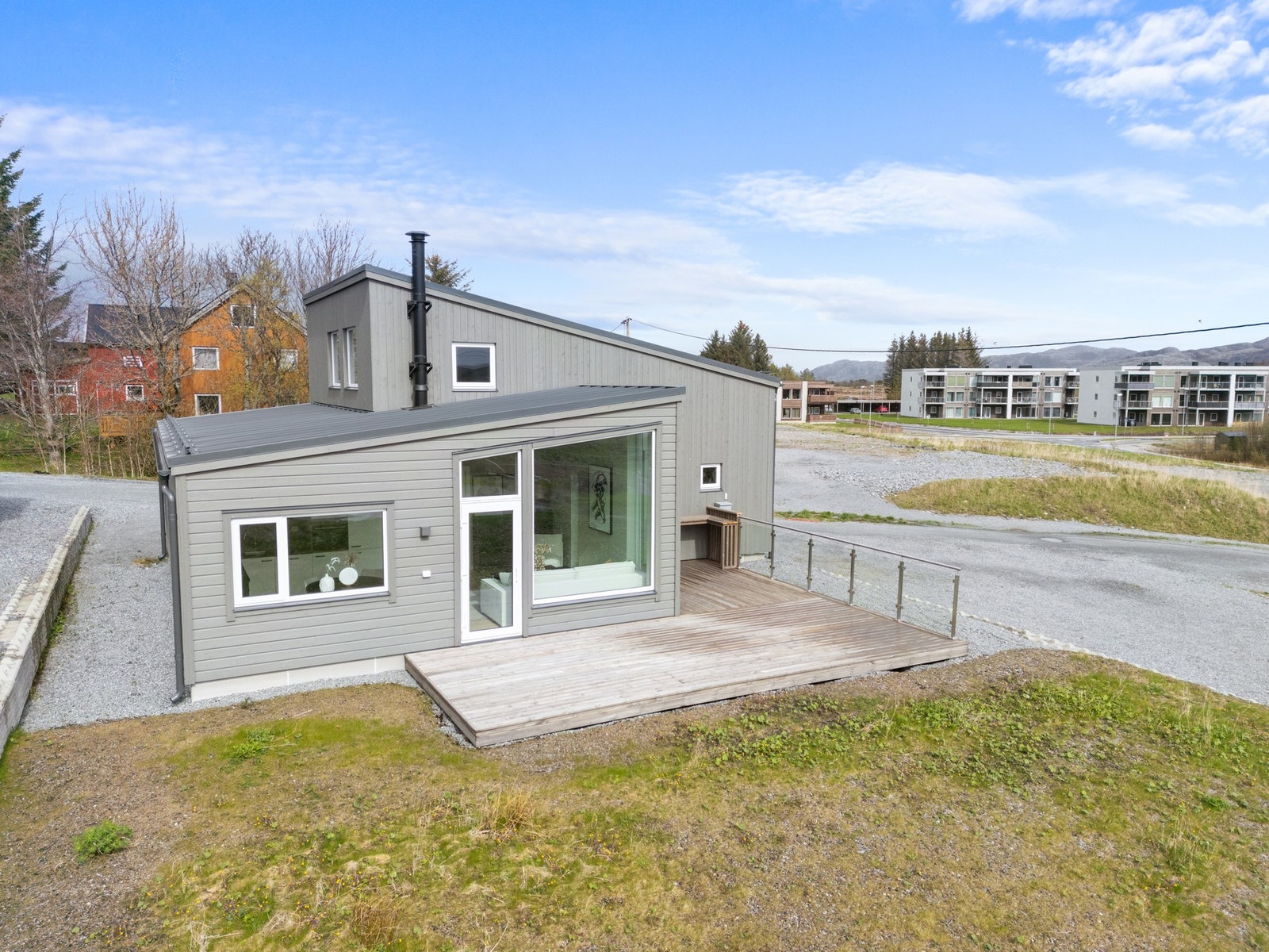 romslig veranda med plass til hagemøbler og grill. Galleribilde