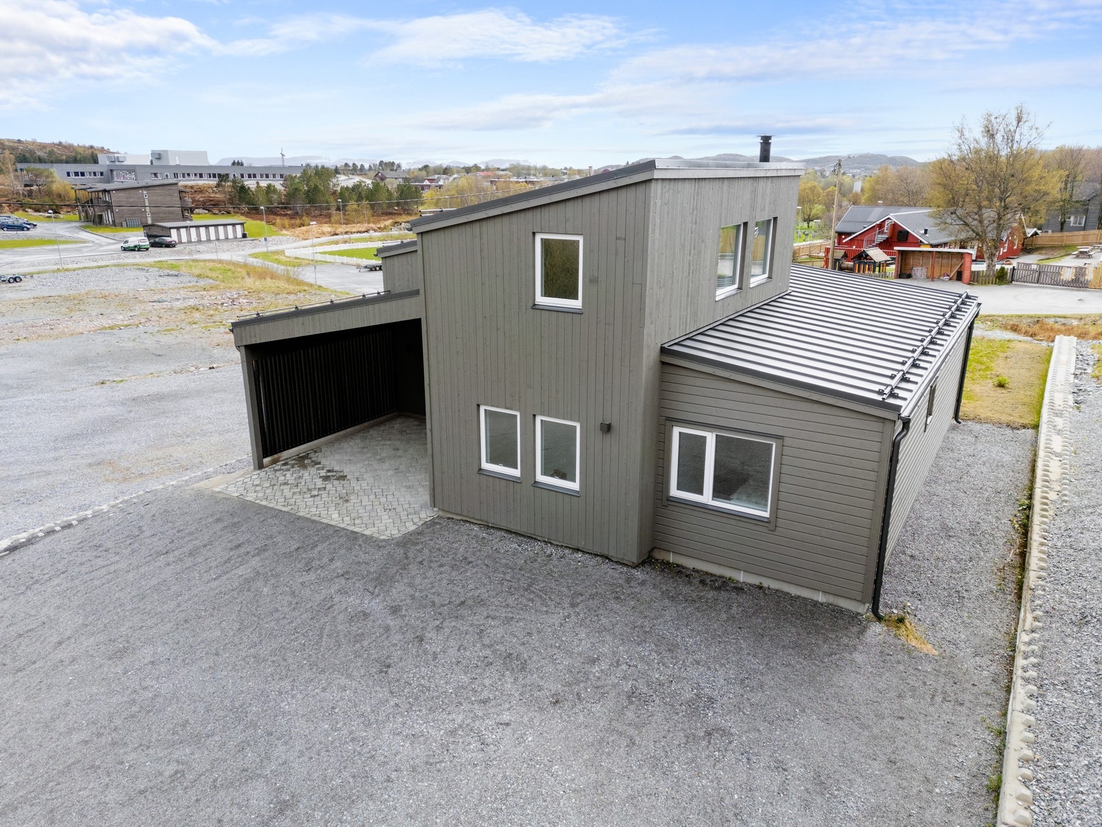 Boligen er fra 2024 og har moderne overflater Galleribilde