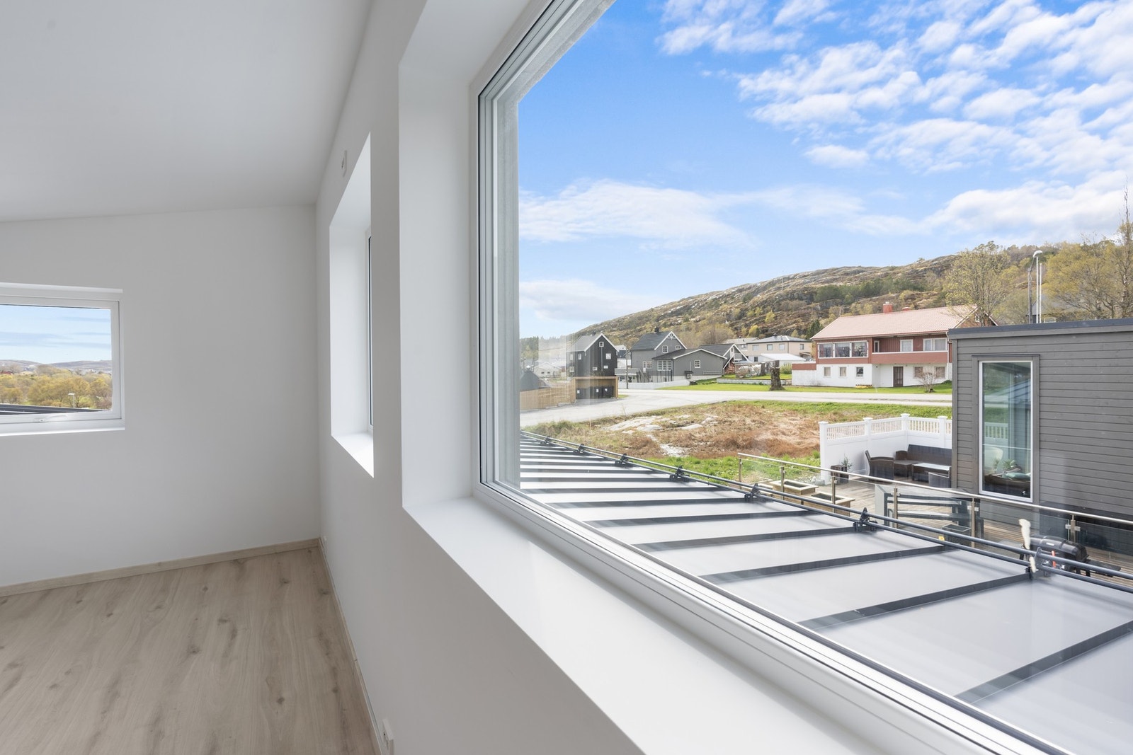 Fra andreetasjen har man flott utsikt og mye naturlig lysinnslipp. Galleribilde