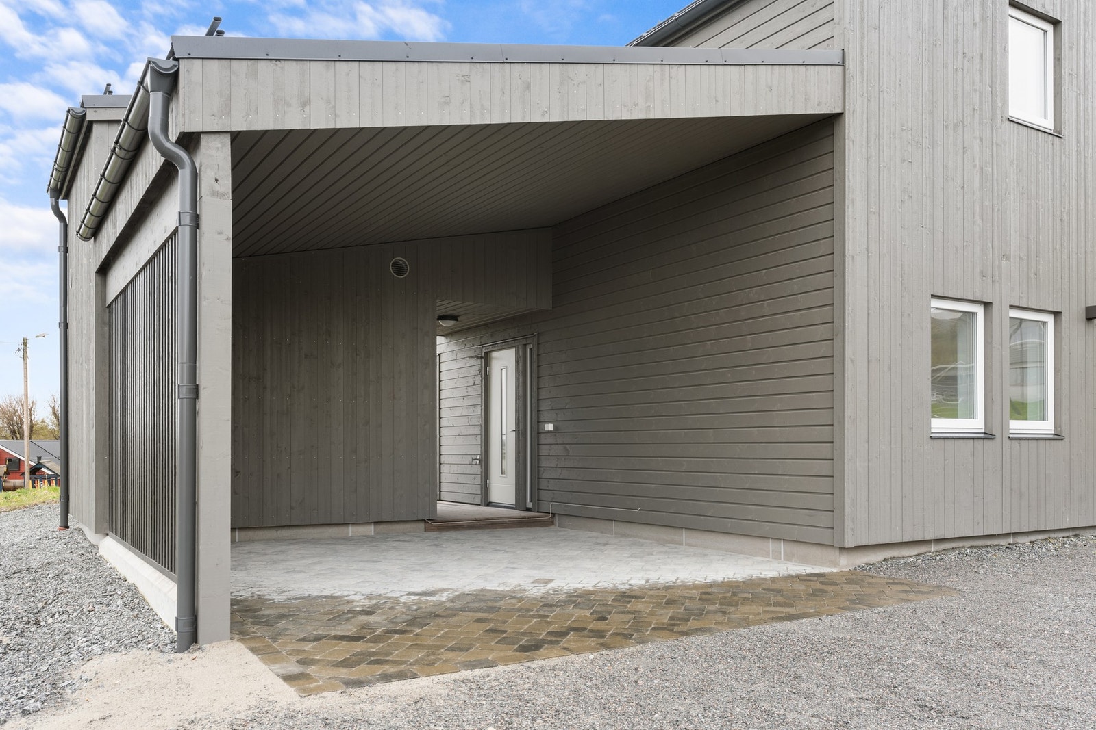 Carport har steinheller. Galleribilde