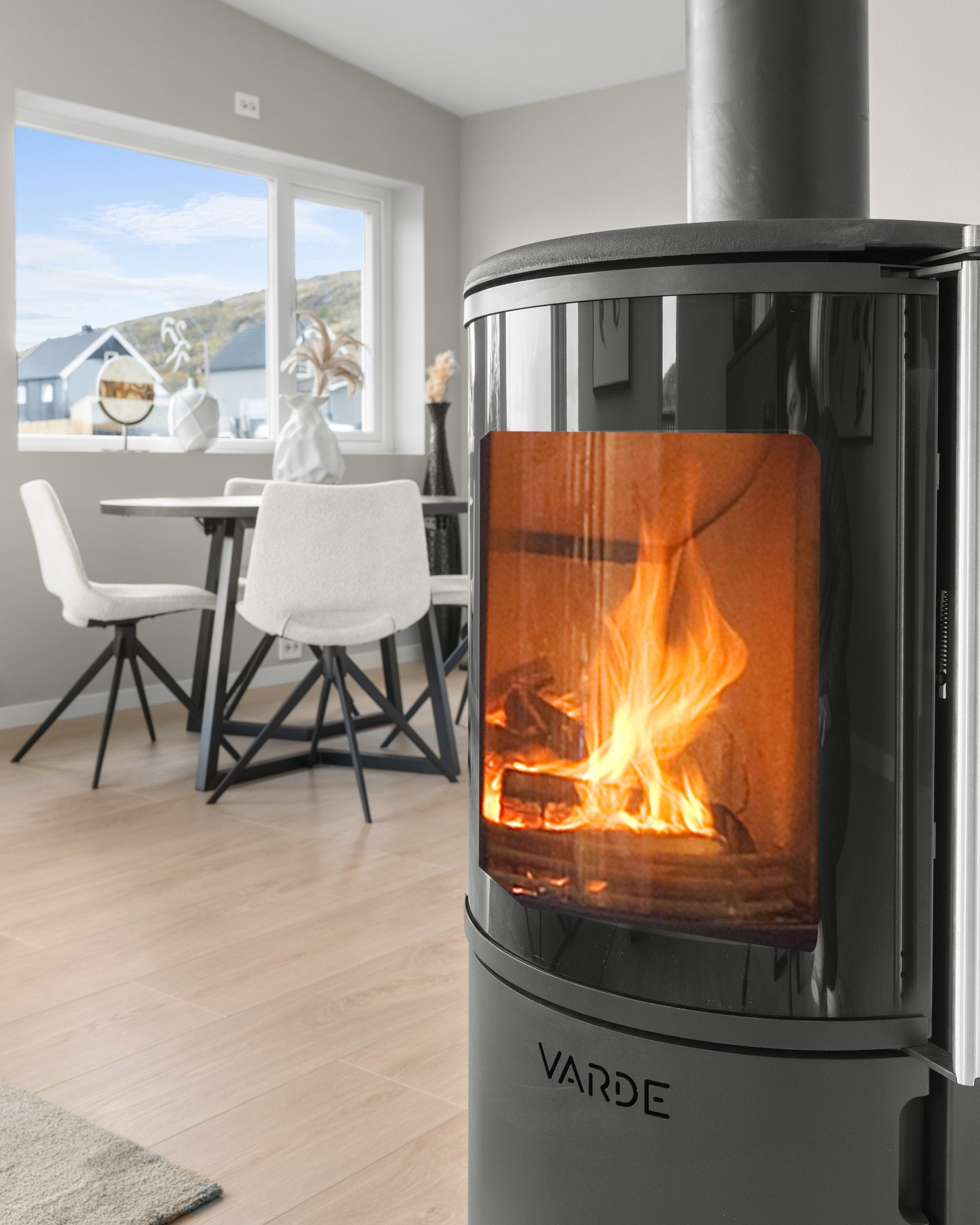 Boligen varmes opp med vedfyring Galleribilde