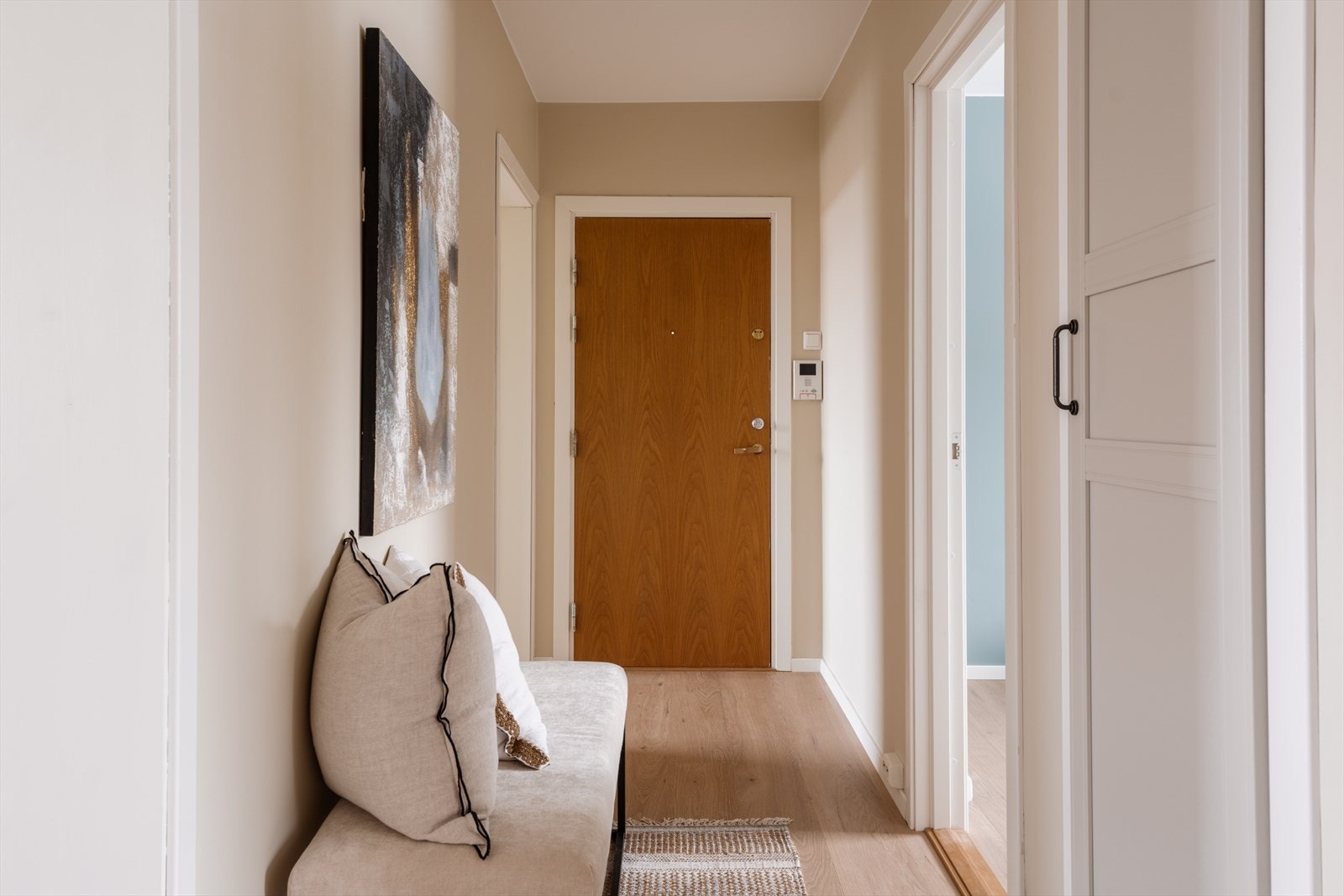 Velkommen inn! Entréen har callinganlegg og innebygd skap, for å enkelt henge fra seg yttertøy. Galleribilde