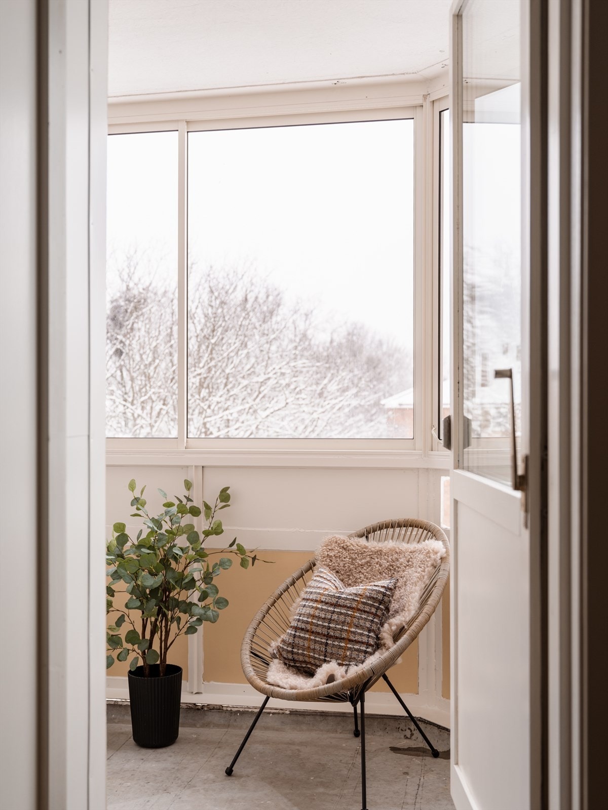 Med utgang fra stuen har man en herlig sørvestevendt og innglasset balkong. Galleribilde