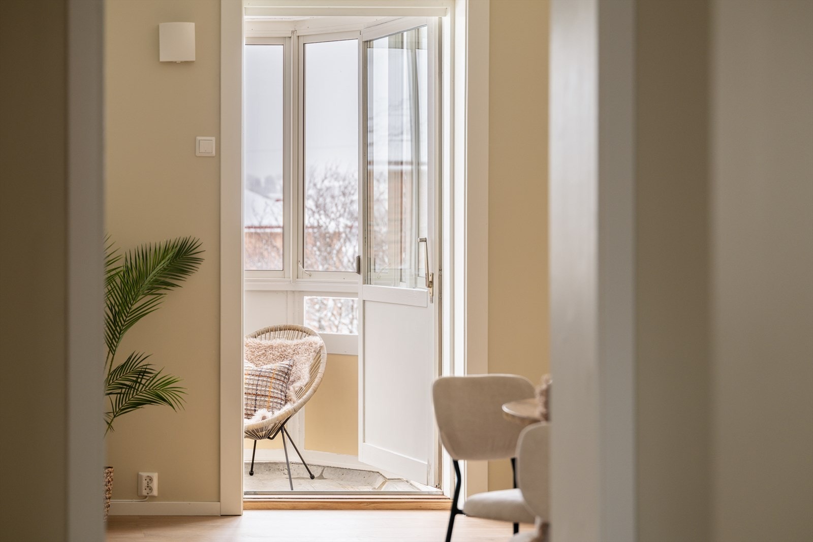 Leiligheten byr også på en sørvestvendt innglasset balkong med suverene solforhold og fritt utsyn mot pene grønne fellesområder på sommerstid. Galleribilde