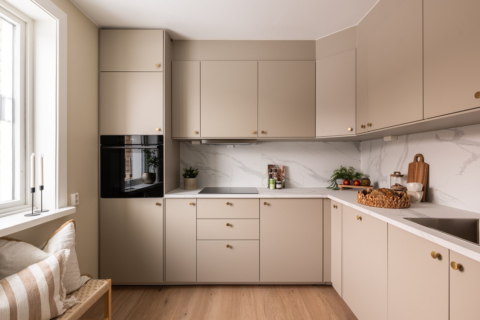 Kjøkkenet er fult utstyrt med integrerte hvitevarer som stekeovn, platetopp, oppvaskmaskin og frittstående kjøleskap. Galleribilde