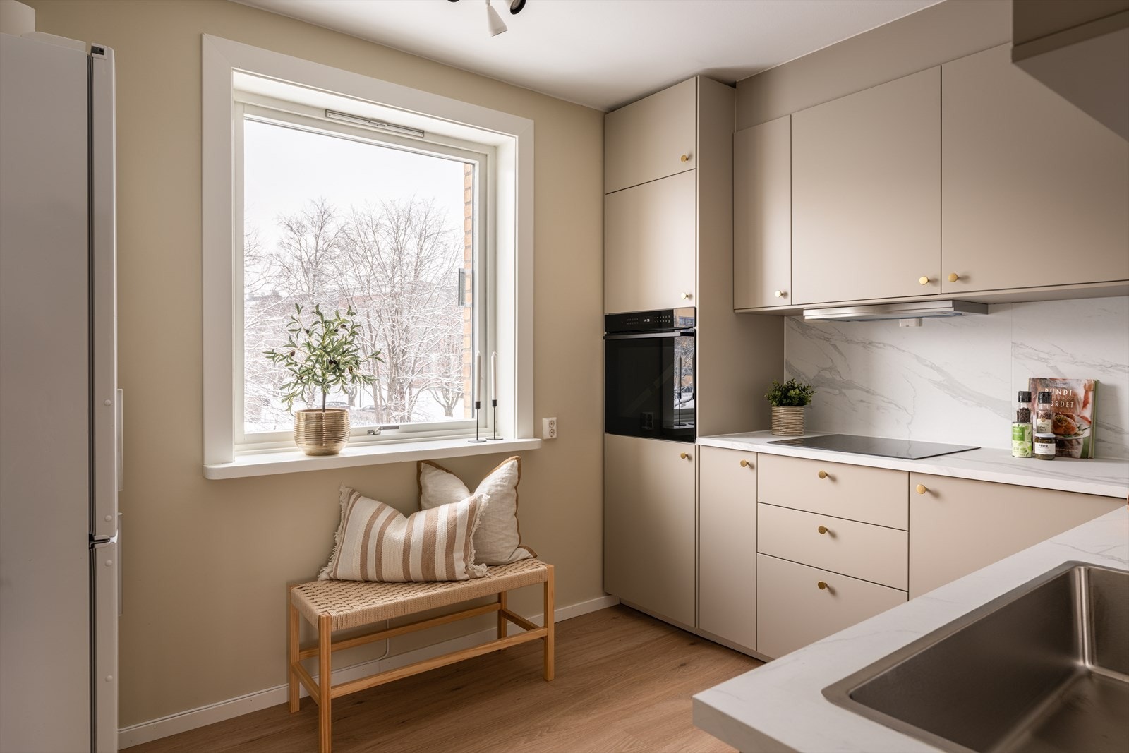 Nytt og ubrukt kjøkken fra IKEA (2026) i separat rom fra stuen. Galleribilde