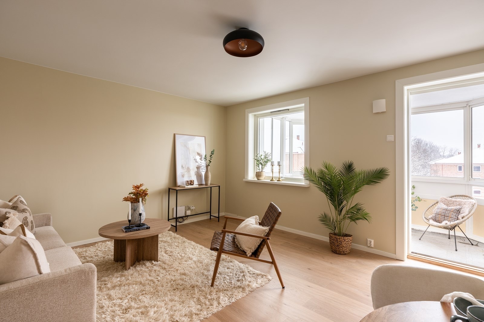 Leiligheten ble totalt oppusset i 2026 med nytt gulv, sletting og maling av alle overflater, elektrisk arbeid, nytt kjøkken og bad. Galleribilde