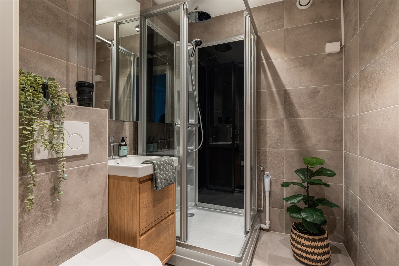 I forbindelse med oppussingen ble det utført rør i rør og avløp til kjøkkenet, av Vina Rør AS. Galleribilde