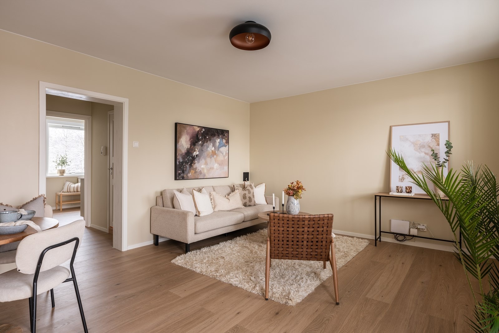 Stuen lar seg enkelt møbleres i ulike soner med både sofagruppe med tilhørende mediemøblement, i tillegg til spisegruppe. Galleribilde