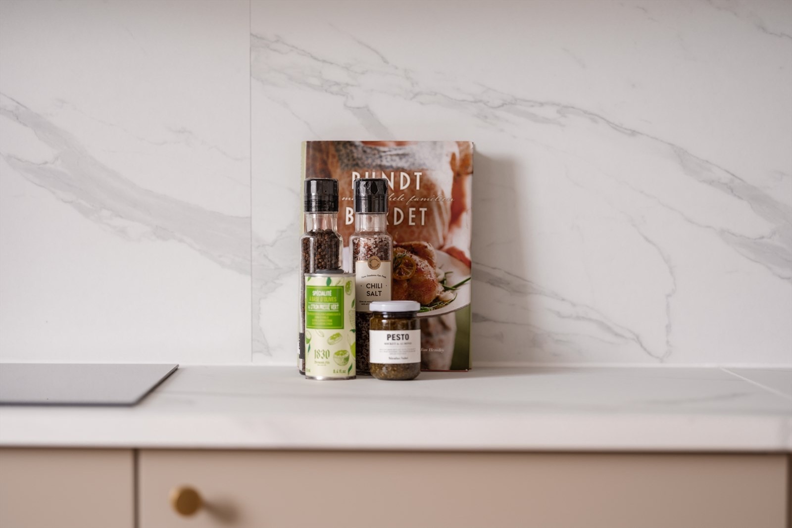 Benkeplaten er i slitesterk laminat, som den enkel å vedlikeholde og rengjøre. Galleribilde