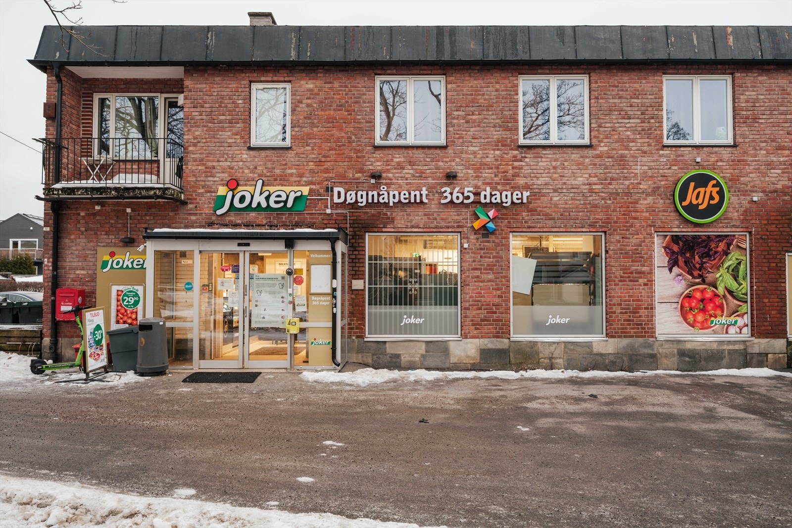 De daglige innkjøpene gjør du enkelt hos Joker Teisen, som også er søndagsåpen, eller hos Rema 1000 Bryn. For trening finnes både EVO Teisen og Toppform Treningssenter innen få minutters gange. Galleribilde