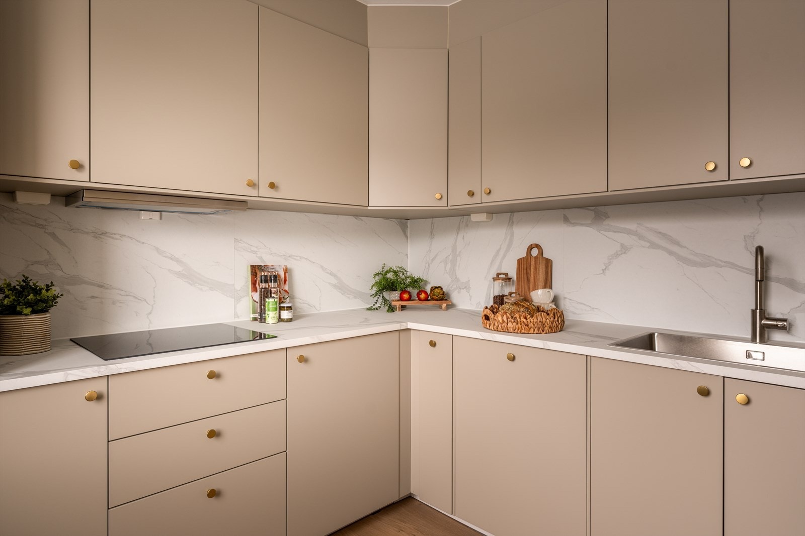 Her er det rikelig med både skap- og benkeplass, som gjør matlagingen til en fryd. Galleribilde