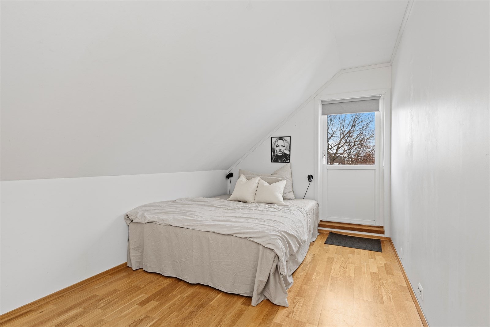 Soverom nr. 6 er også av god størrelse med plass til dobbeltseng og garderobeløsning om ønskelig. Fra rommet her er det direkte tilkomst til takterrassen. Galleribilde