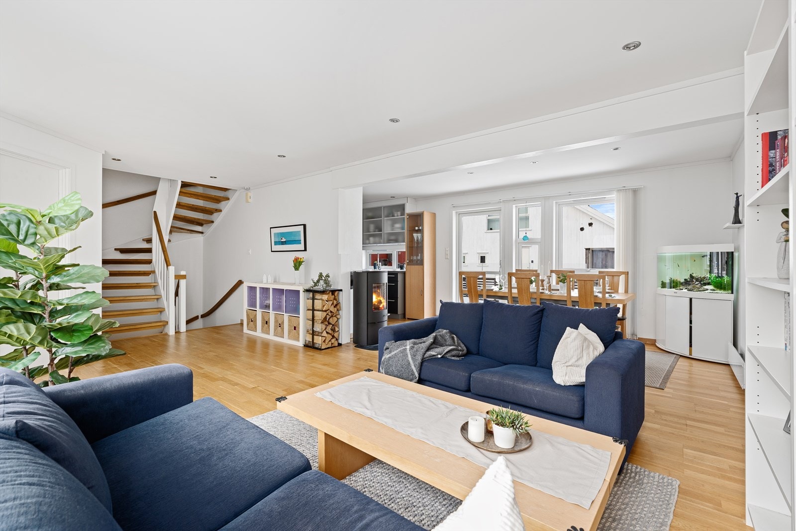 I boligens 2 etg. finner du en stor sosial sone med stue, spisestue og kjøkken. Her er det lyst og trivelig med naturlig dagslys inn fra to sider. Galleribilde