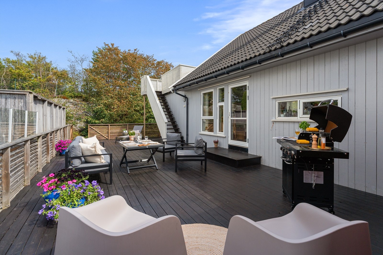 Velkommen til Sildenestangen 83, en svært innholdsrik bolig presentert av Ina Andersen for Eiendomsmegler Norge. Galleribilde