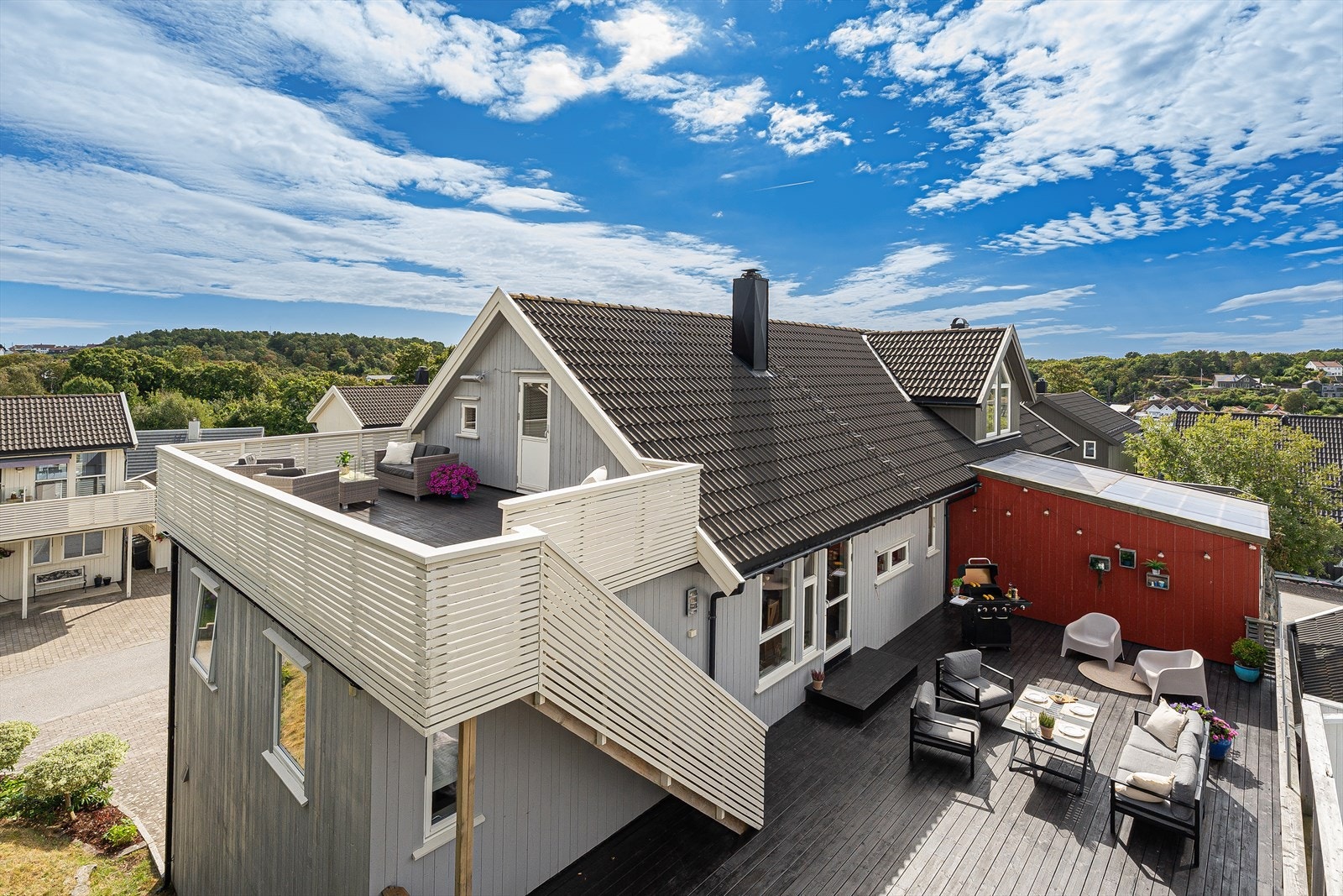Boligen er en del av en vertikaldelt tomannsbolig med naturlig skille mellom seg i form av hagestue/utvendig bod. Tilhørende aktuell bolig finner du flere flotte og solrike uteplasser. Galleribilde