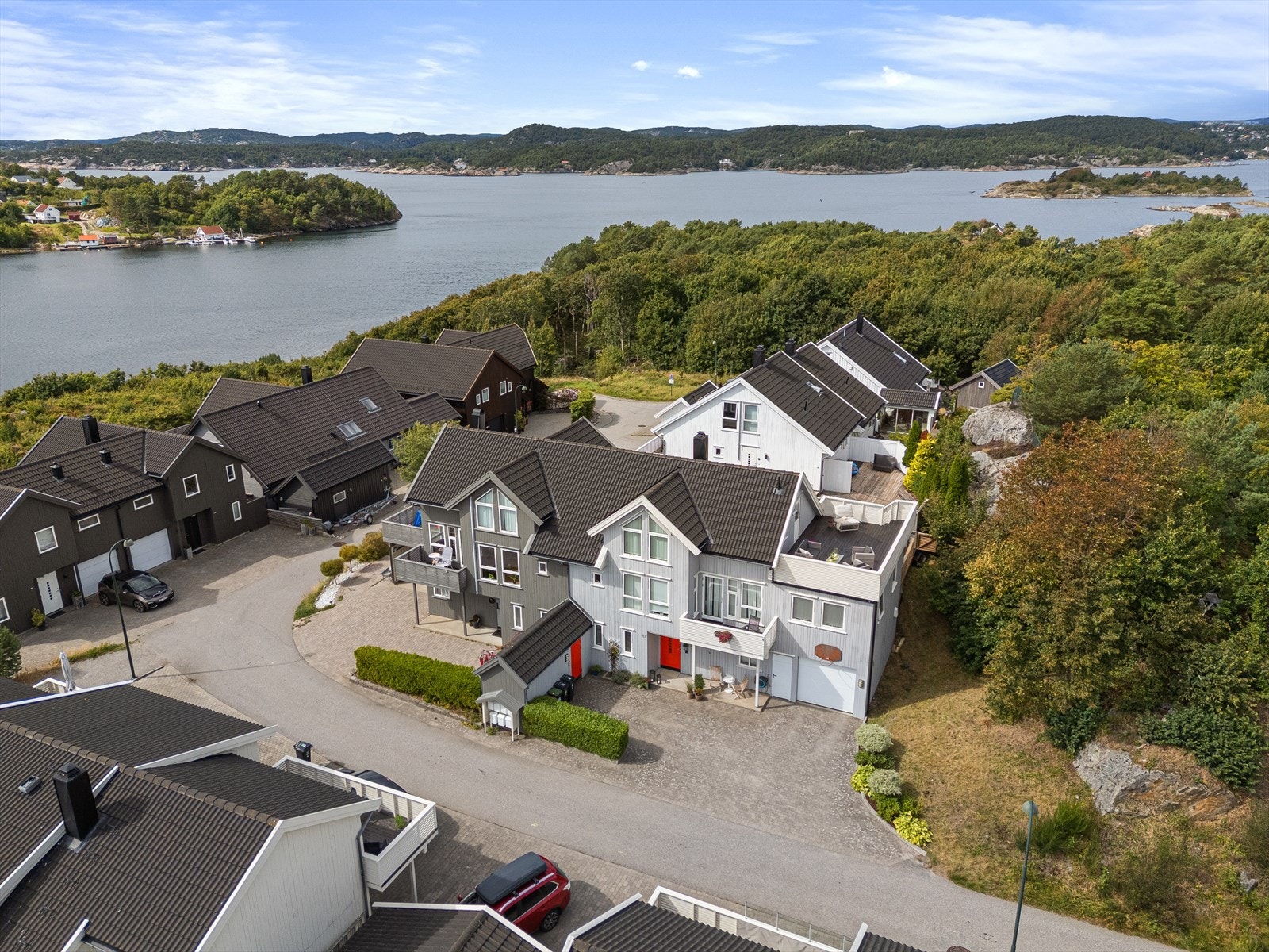 Boligen er beliggende i et etablert og svært barnevennlig nabolag med lekeplass like ved, samt naturstier innerst i blindveien som tar deg ytterst til Sildenestangen hvor du kan bade fra svaberg eller den lille stranden som finnes innerst i bukten. Galleribilde