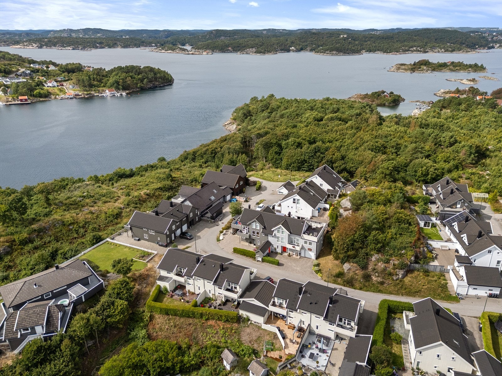 Du bor med andre ord tett på sjøen og kan raskt ta deg et ettermiddagsbad om du vil. Aktuell eiendom grenser forøvrig til friarealet på sin høyre side sett fra innkjørselen. Galleribilde
