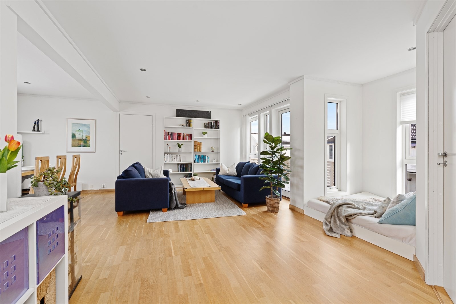 Det er 3-stavs eikeparkett på gulv, og ellers slette malte overflater. Downlights i himling. Galleribilde