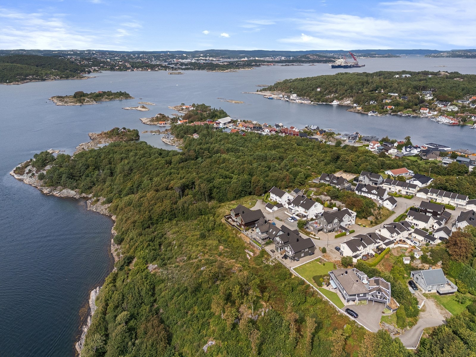 Flytter du hit vil bo svært sentralt på Flekkerøy med Flekkerøy Barneskole i en 2 minutters gange. Du har forøvrig også gang- og sykkelavstand til dagligvarebutikk, kollektivtransport, barnehager og Lindebøskauen Ungdomsskole. Galleribilde