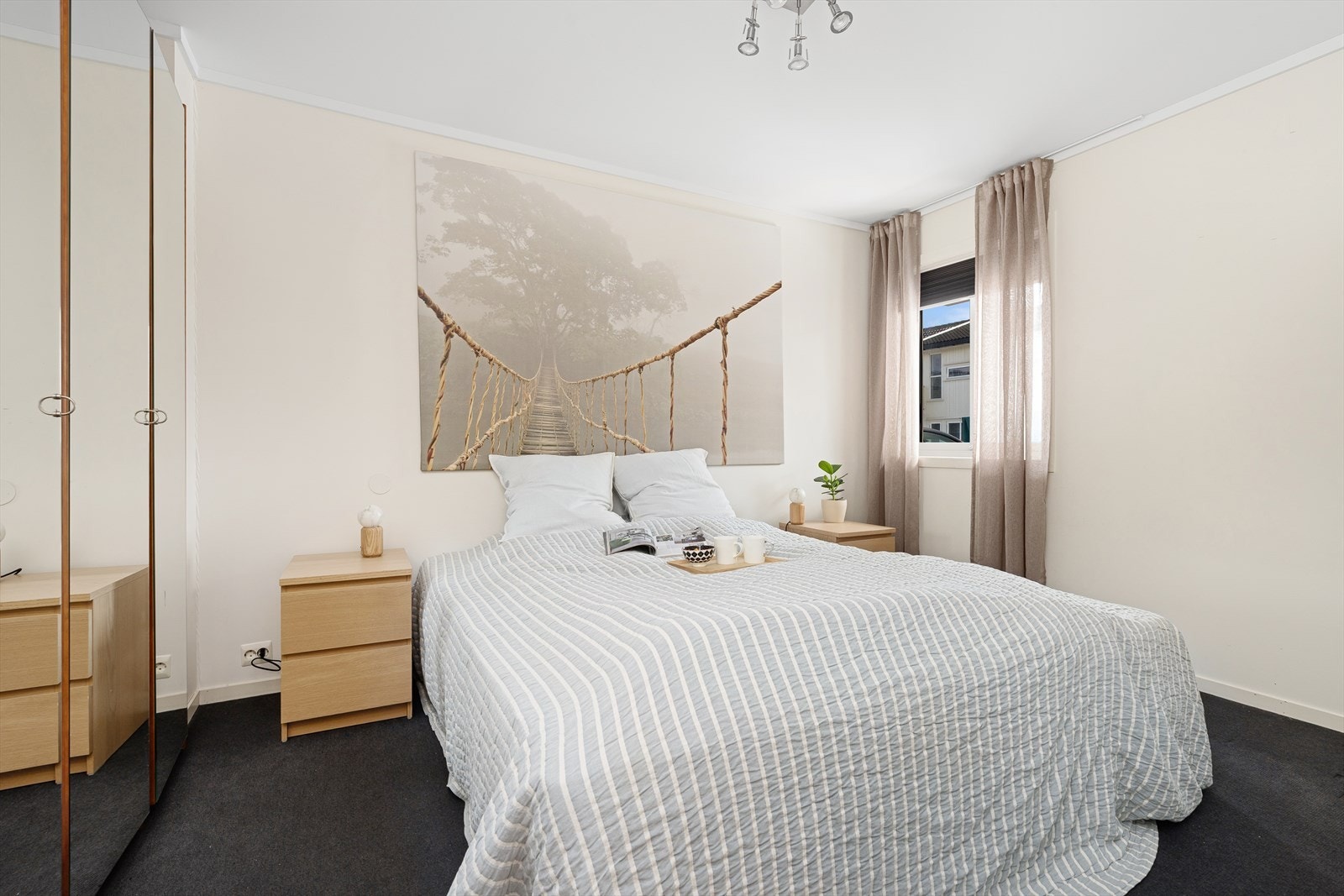 Hovedsoverommet er beliggende i boligens 1.etg., hvor det ligger svalt til og er av god størrelse. Mykt teppe på gulv, og ellers plass til dobbeltseng med tilhørende nattbord, samt garderobeløsning. Galleribilde