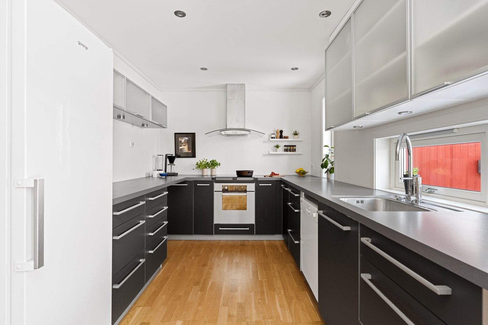 Kjøkkenet inneholder alt du behøver som integrert stekeovn med platetopp, samt kjøleskap og oppvaskmaskin. Alle hvitevarene på kjøkkenet medfølger. Galleribilde