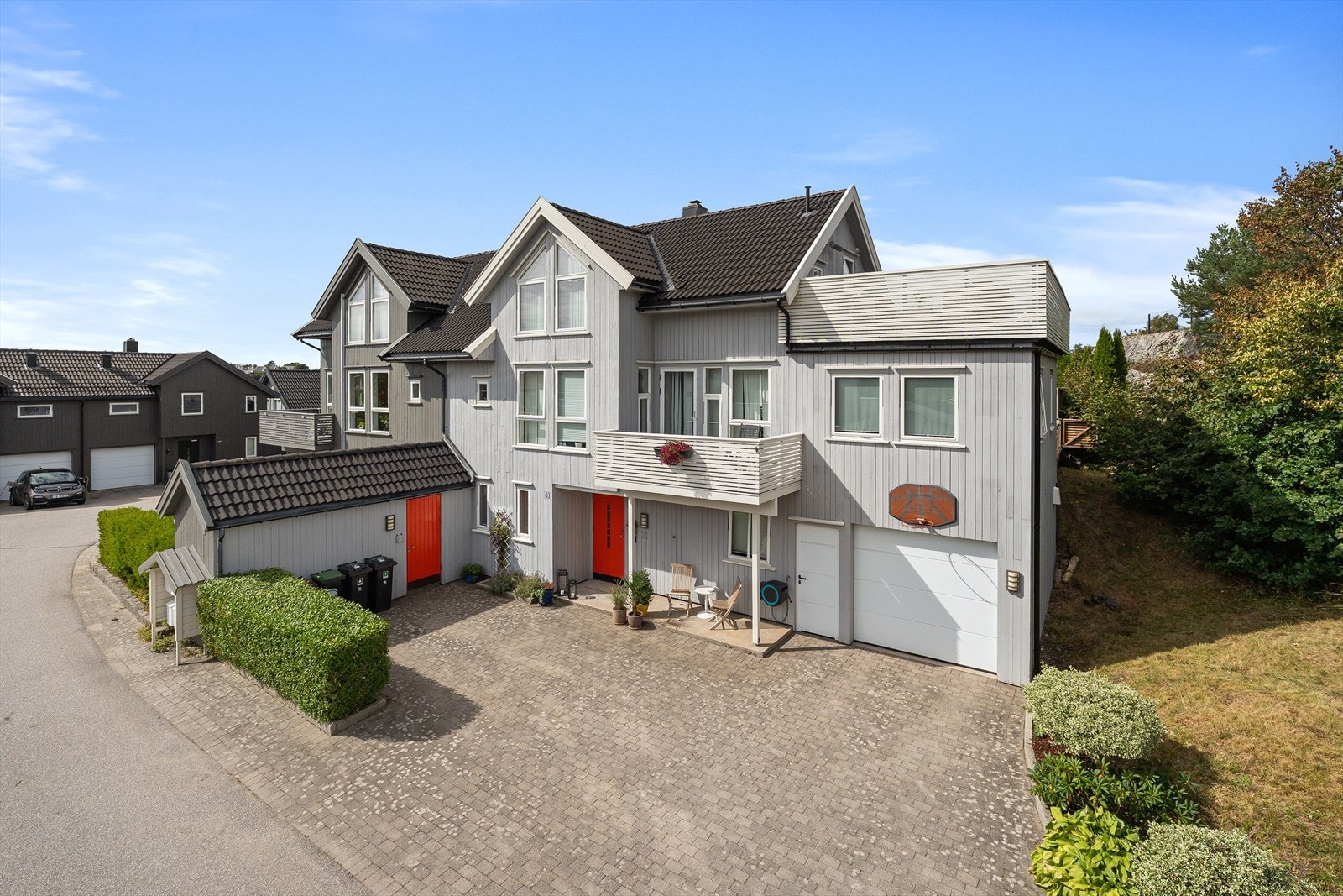 Boligen ble oppført i 2007, og senere i ca 2010 ble det bygd tilhørende garasje, hvor det i ca 2017 ble søkt om tilbygg med takterrasse over. Boligen inneholder idag hele 6 soverom, med 7 godkjente soverom om du ønsker et ekstra soverom i loftsetasjen. Galleribilde