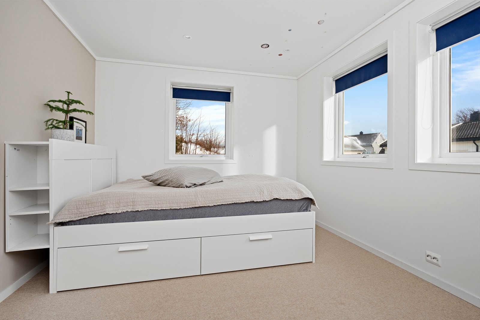 Begge soverommene er av god størrelse med plass til dobbeltseng med nattbord, samt garderobeløsning om ønskelig. Galleribilde