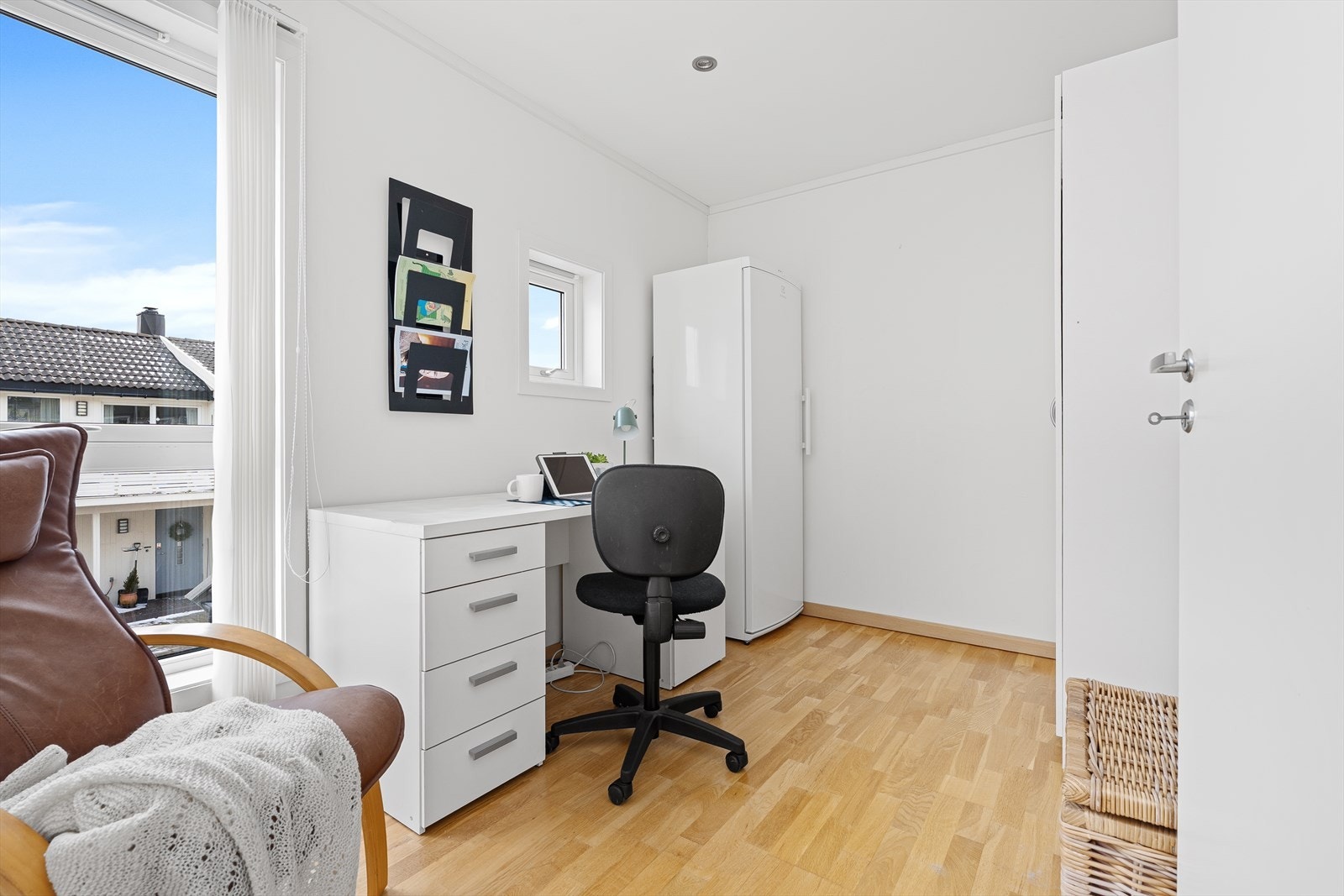 I denne etasjen finner du 3 soverom, hvorav det ene er benyttet som et kontor med ekstra lagringsplass. Galleribilde