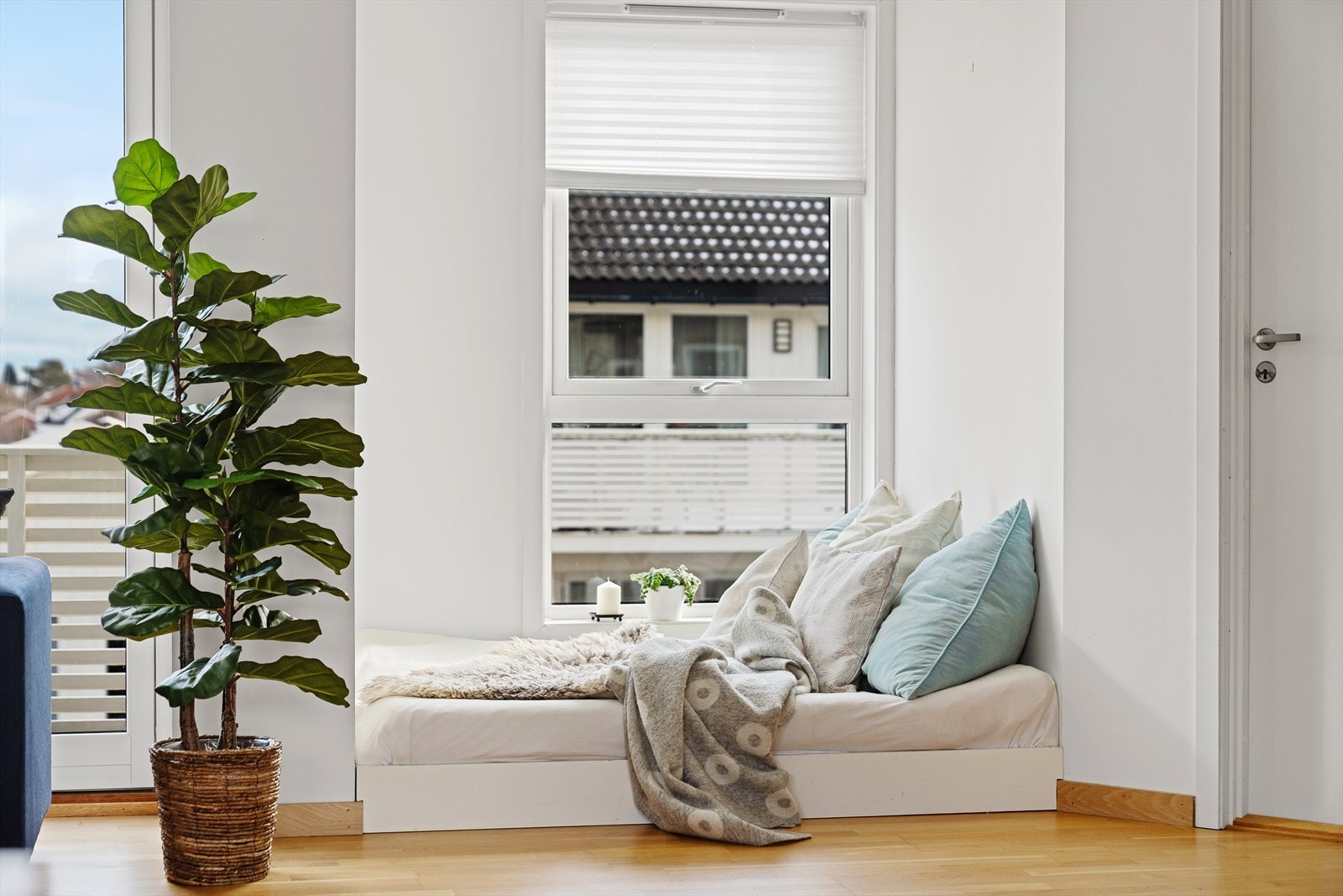 Legg merke til den koselige kroken ved vinduene hvor nåværende eiere har lagd en daybed. Galleribilde