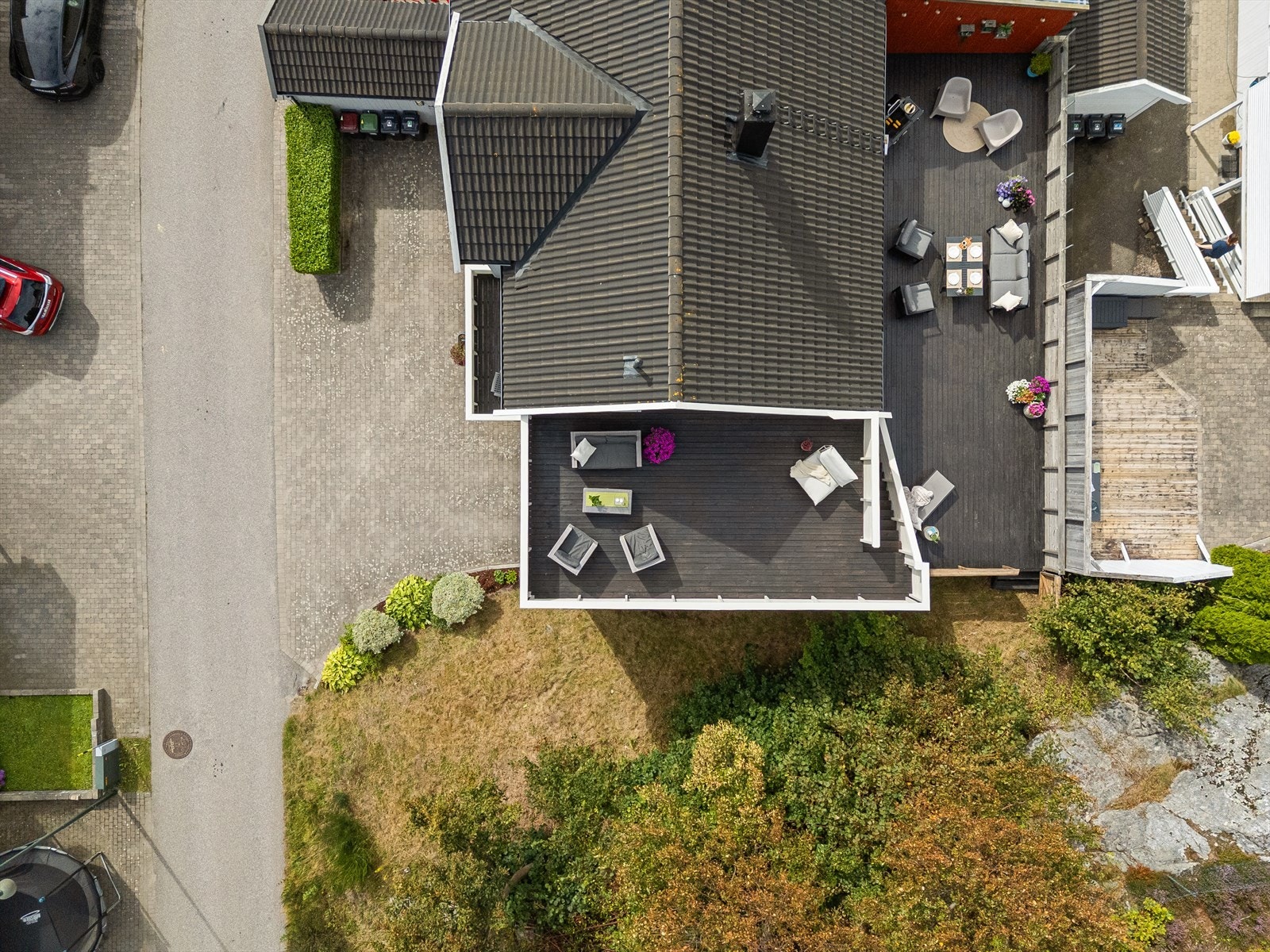 Eiendommen er flott opparbeidet og enkel å vedlikeholde med belegningsstein i innkjørsel, noe beplantning og flotte terrasseområder. Galleribilde