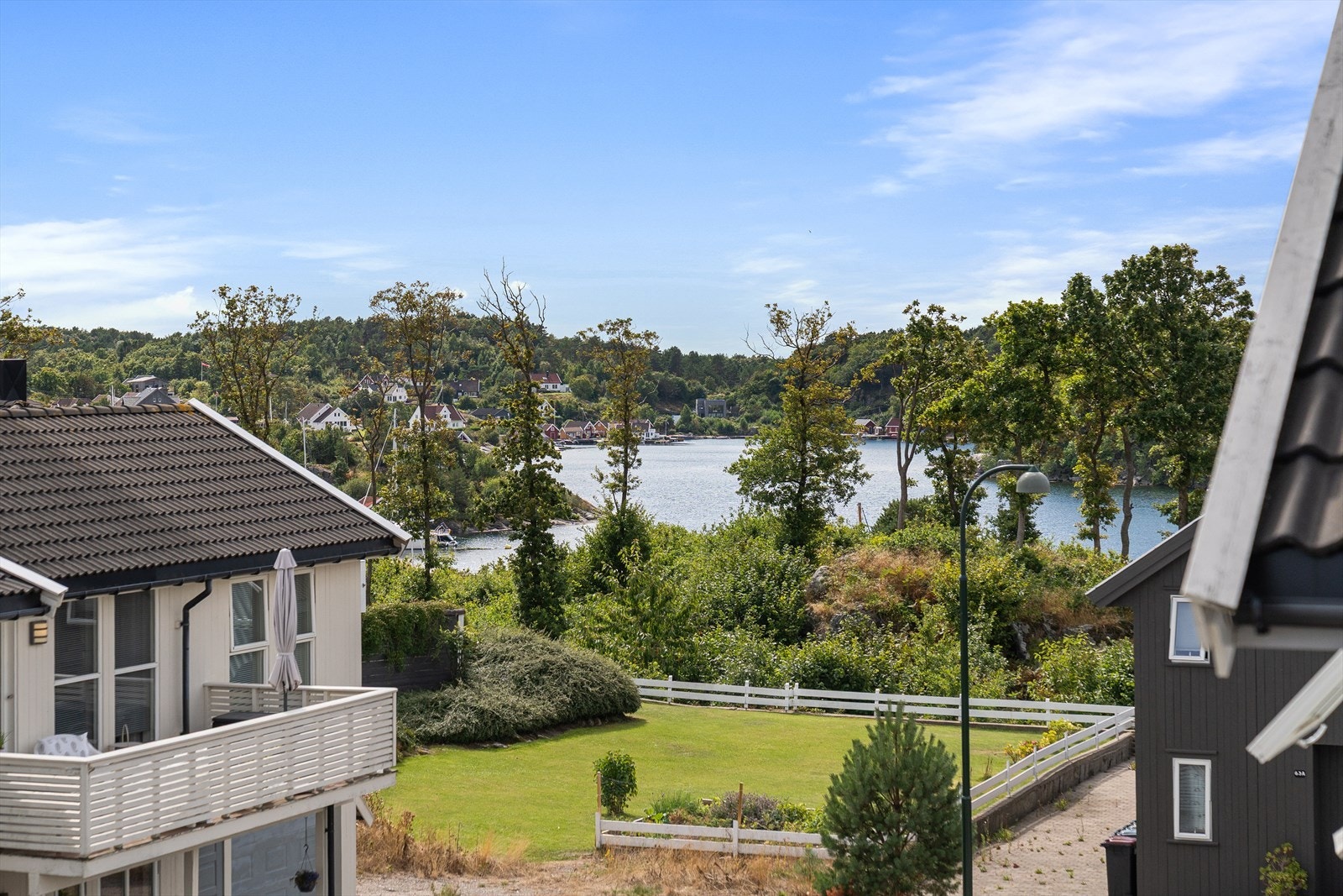 Fra takterrassen kan du faktisk se til sjøen om du vil! Du ser da innover mot Kjærskilen, om du er heldig kan det være du kan skimte deler av Vestergabet på motsatt side. Galleribilde