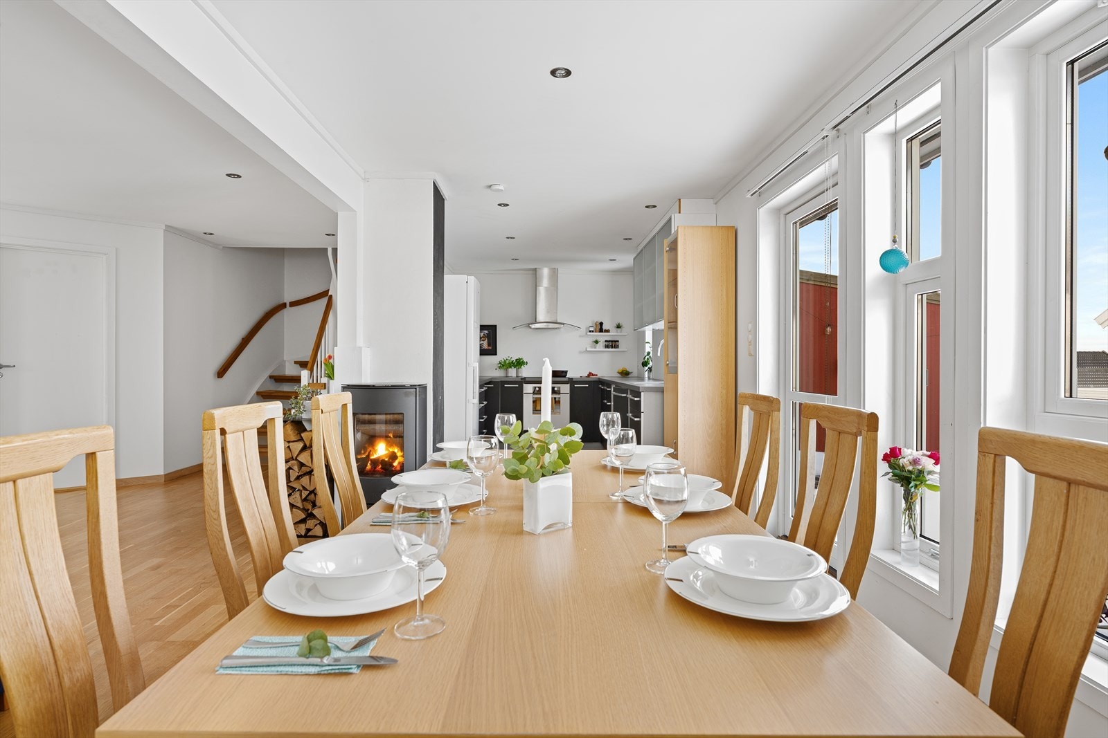 Rundt det store spisebordet er det plass til 10 personer. Du kan også vende det om å ha plass til langt flere dersom ønskelig. Galleribilde