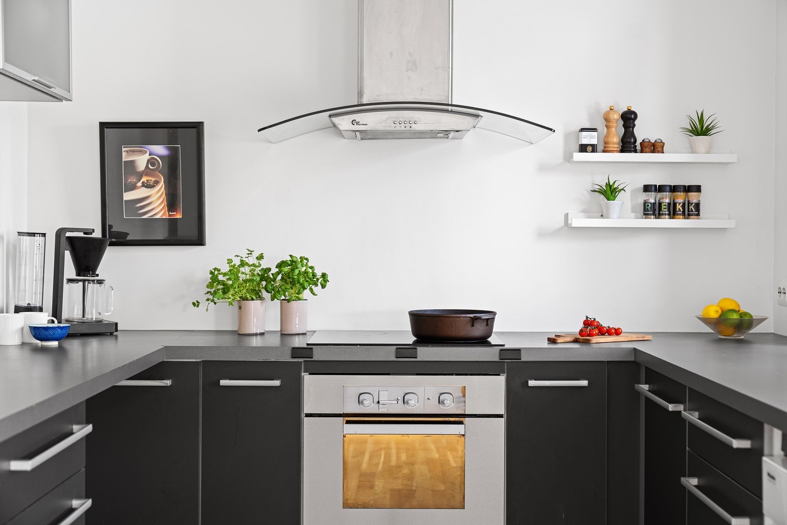 På kjøkkenet har du godt med både skap- og benkeplass. Galleribilde