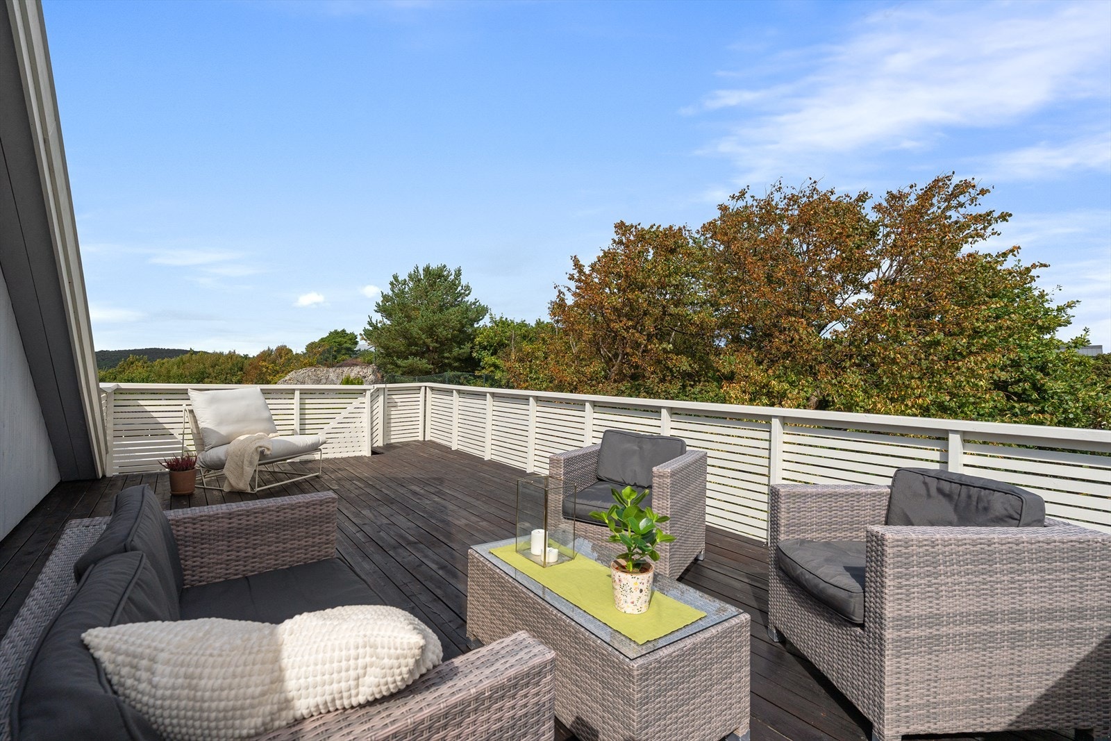 På takterrassen sitter du helt for deg selv i tretoppene med utsikt mot nærområdet. Her har du sol fra morgen til kveld og kan følge solens retning sommerstid om du vil. Galleribilde