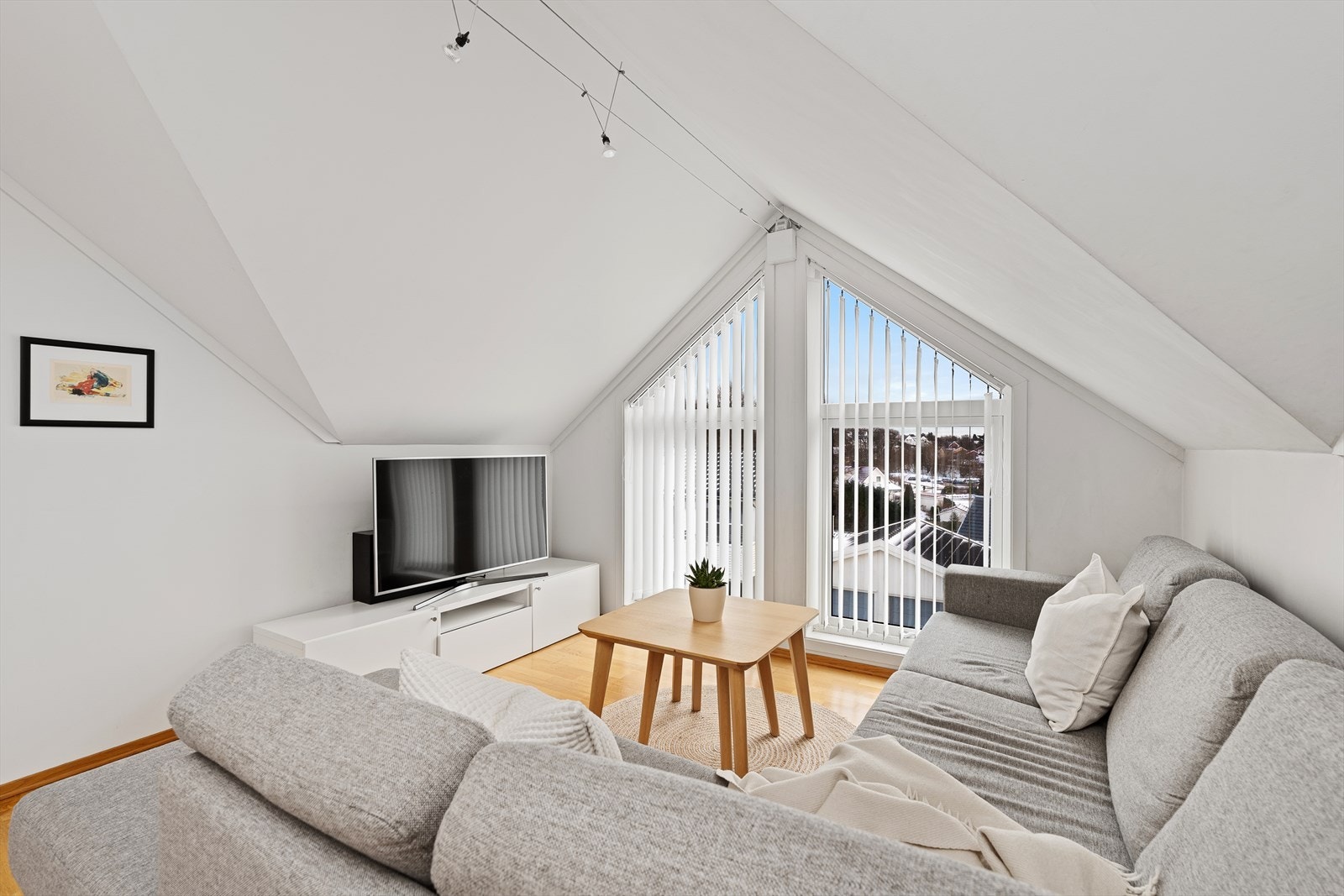 I øverste etasje finner du en loftsstue, soverom og et ekstra bad. På de originale tegningene er den ene delen av loftsstuen tiltenkt som et ekstra soverom. Galleribilde