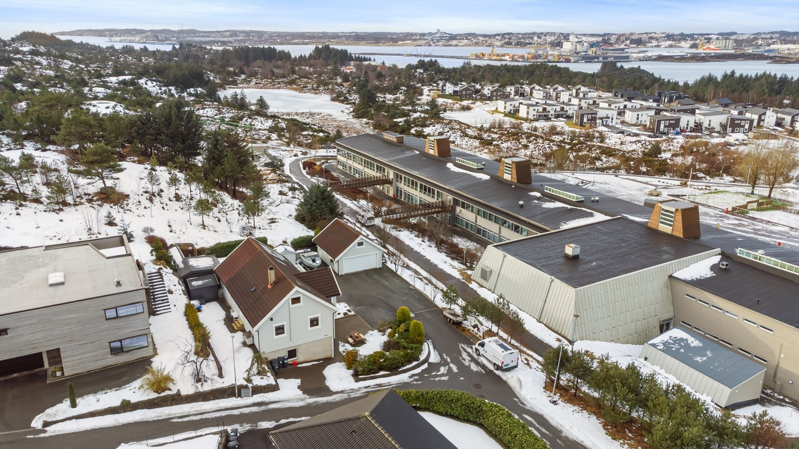 En bolig som gjør hverdagen med plasseringen enklere og et lekkert hus som virkelig har alt en trenger. Galleribilde
