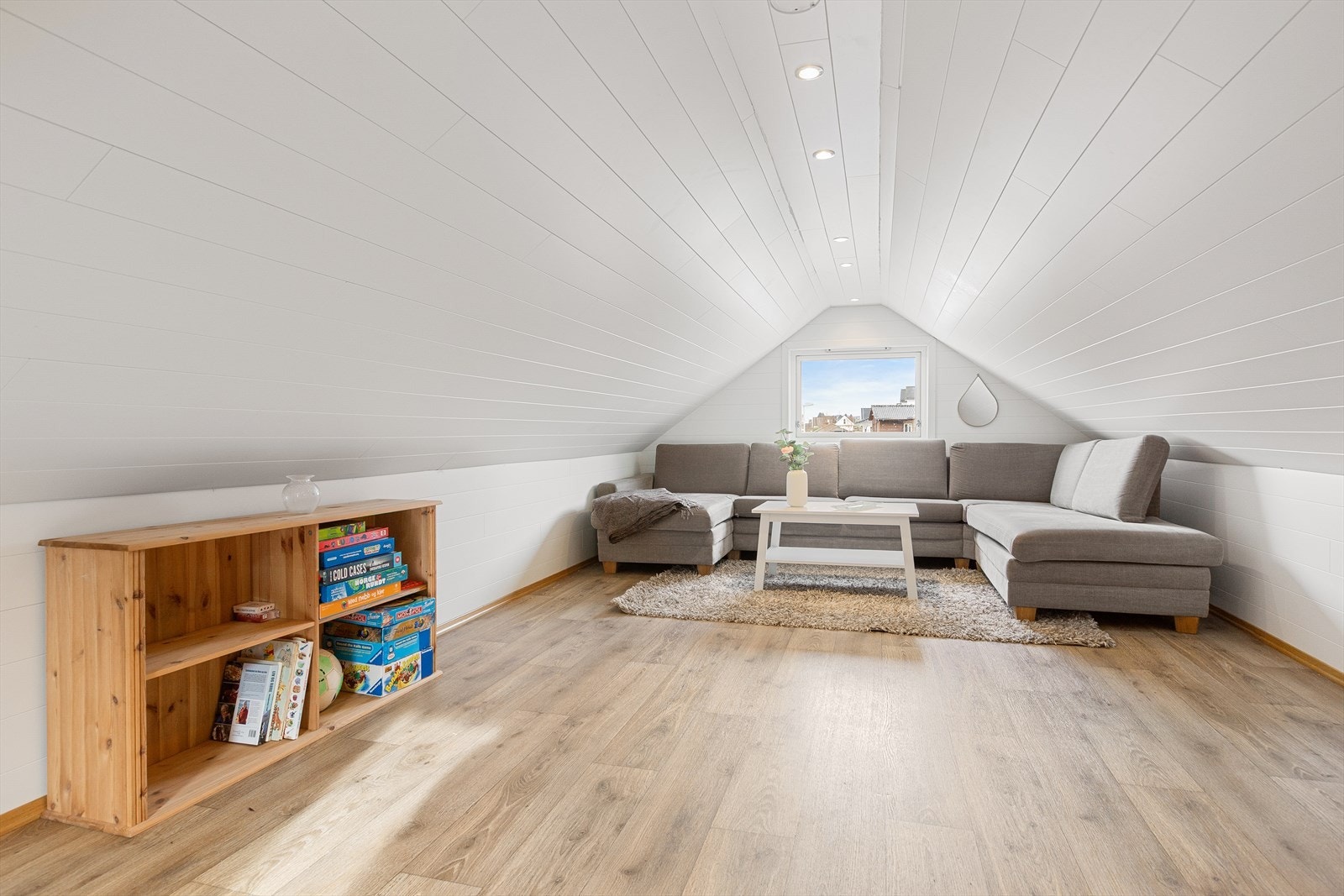 På garasjeloftet er det en isolert loftstue, som er perfekt om en har barn i hus Galleribilde