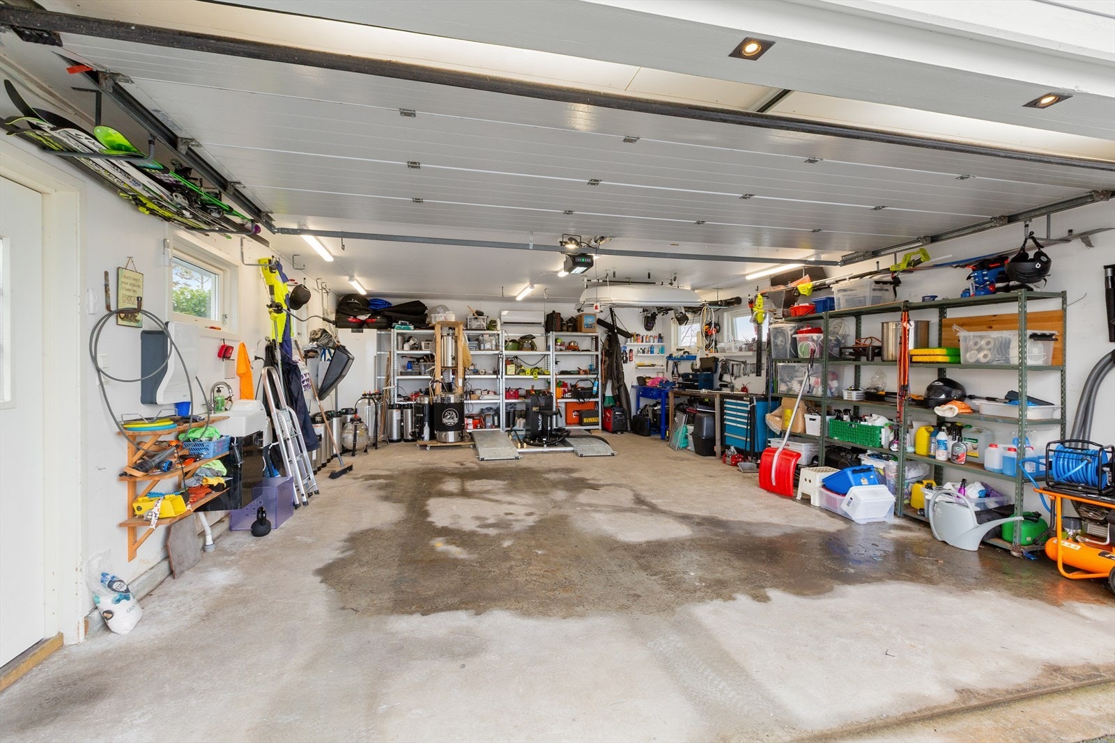 Boligen har en ekstremt kjekk garasje som er isolert med varmepumpe. Er du glad i bil og diverse, er virkelig dette midt i blinken for deg. Galleribilde