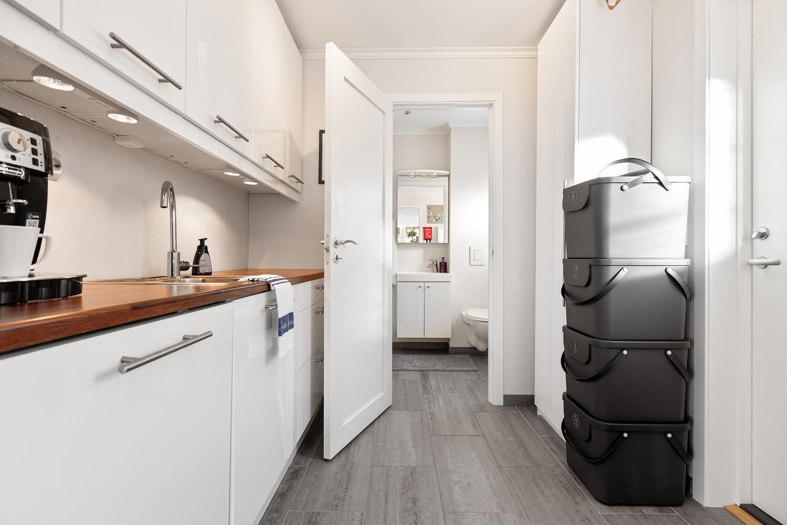 Fra kjøkkenet er det tilkomst til et grovkjøkken med egen utgang til bakgården, samt tilkomst til et baderom. Galleribilde