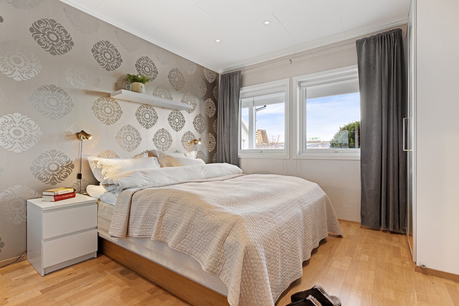 I første etasje er det 3 romslige og lyse soverom! Galleribilde