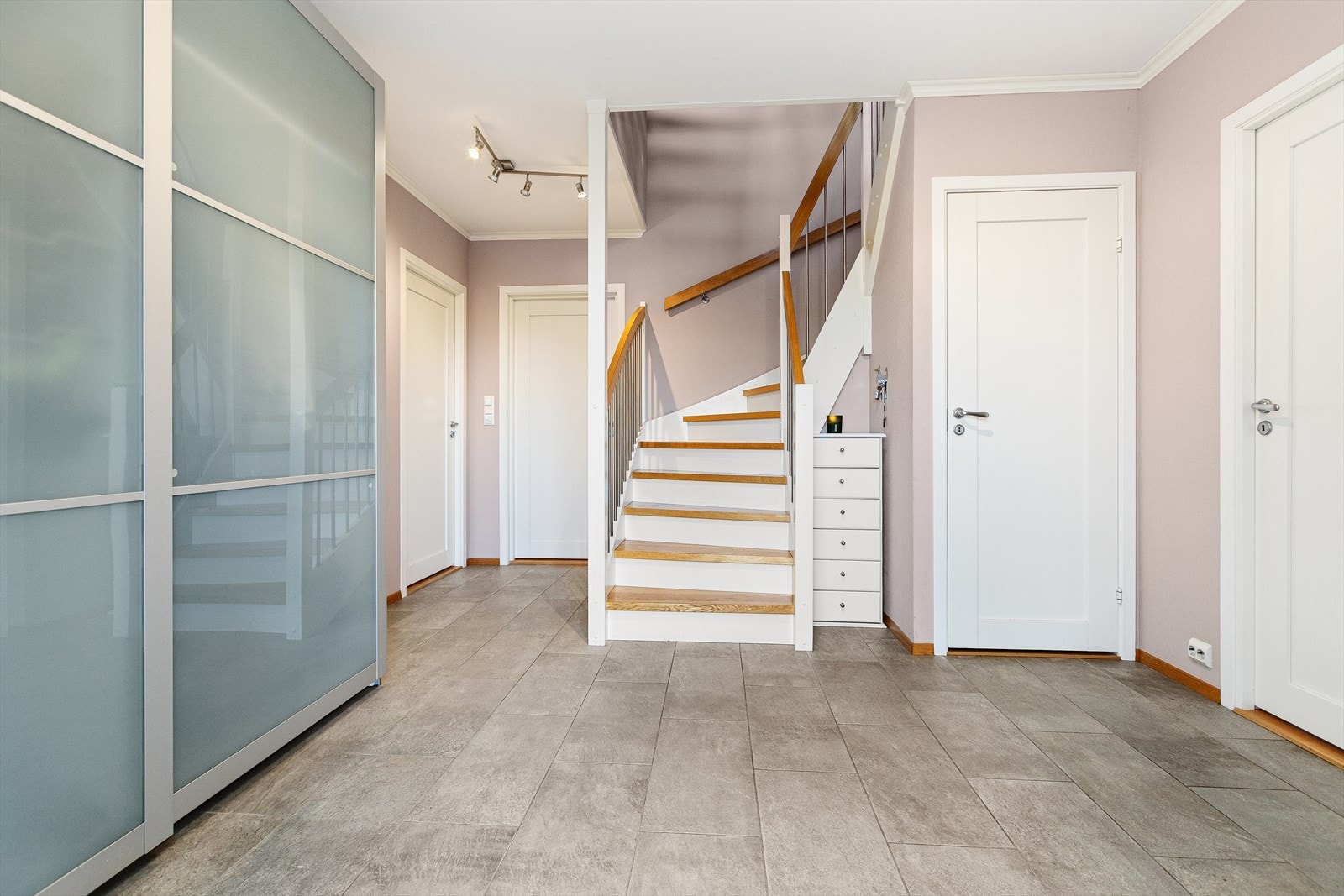 God plass til å henge fra seg yttertøy før en tar seg videre inn i boligen! Galleribilde