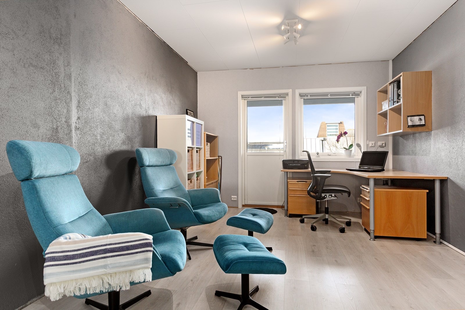 Disponibeltrom med tilkomst fra hovedsoverommet og gjennom vaskerommet. Galleribilde