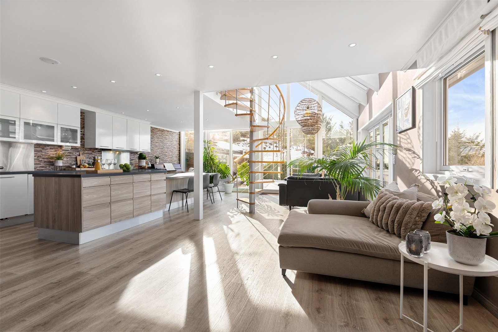 Videre inn kommer en til et lekkert kjøkken. Her er det innredning med glatte fronter og benkeplate av laminat. Galleribilde