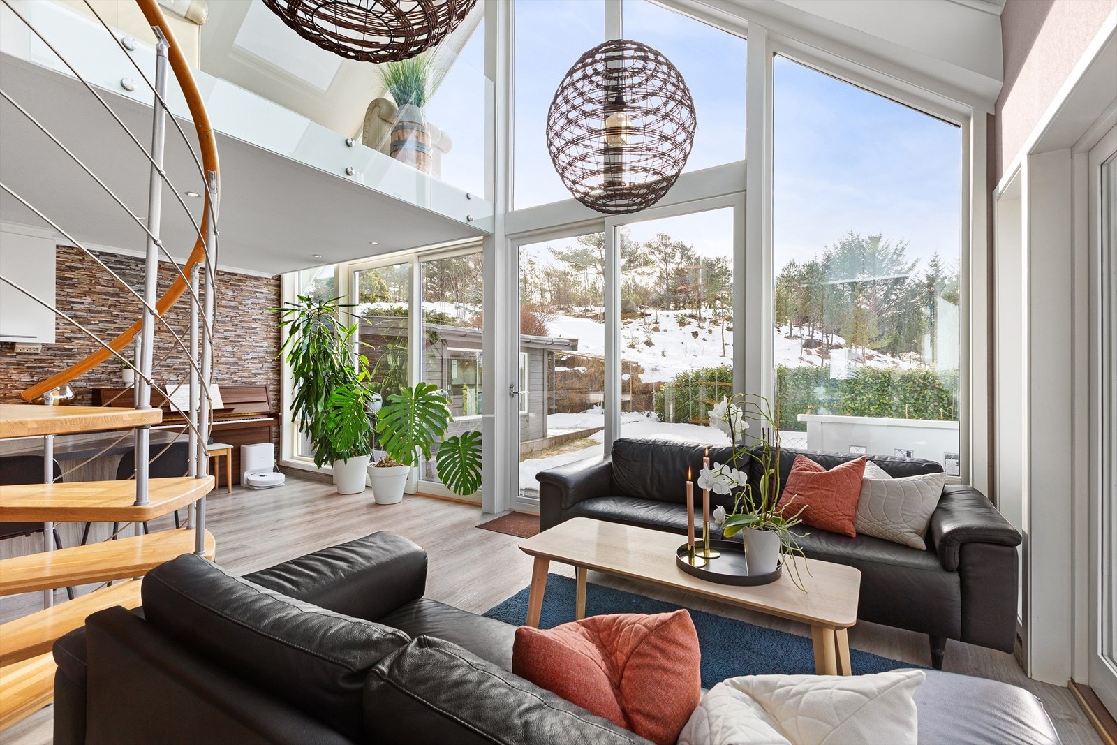 Fra stuen ved kjøkkenet er det utgang til hagen, hvor det er en veldig kjekk og skjermet uteplass. Galleribilde