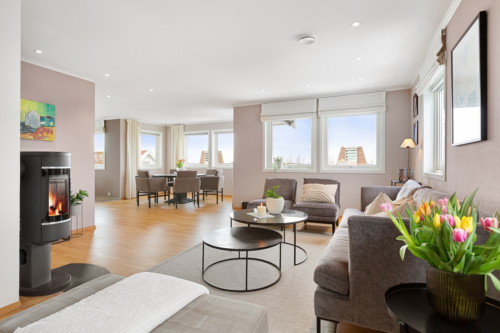 Lys og trivelig stue med god plass til både spisegruppe og sittegruppe. Galleribilde