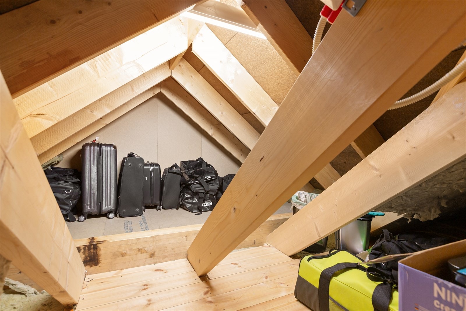 Sideskap i øverste etasje med god plass til lagring av diverse. Galleribilde