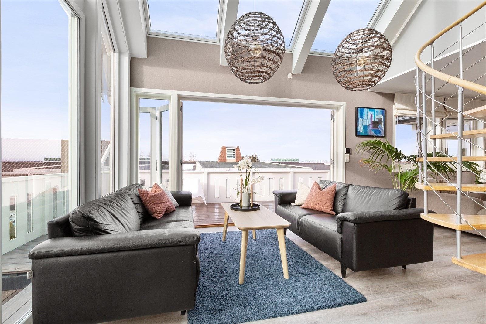 Her kan du åpne terrassedøren helt opp og sleppe inn sommerlyset. Galleribilde