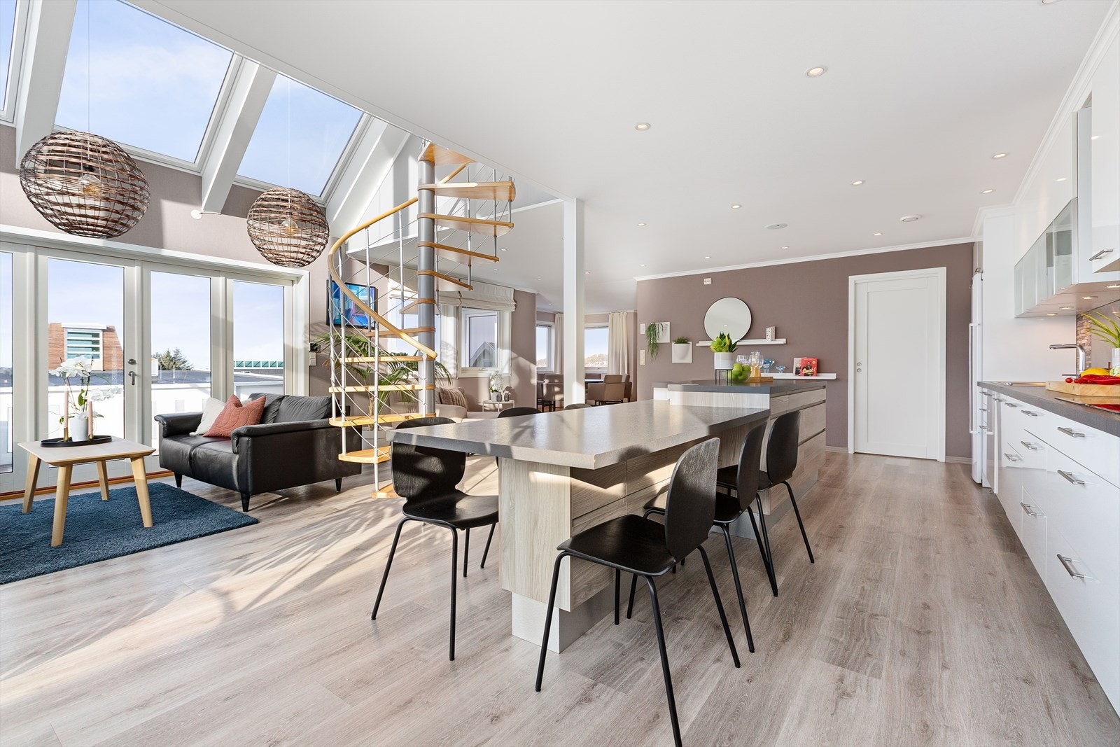 Det er innredet med kjøleskap, oppvaskmaskin, induksjonstopp, mikrobølgeovn og komfyr. Flott løsning med spisebord tilknyttet kjøkkenøyen, hvor en kan nye frokosten som en familie. Galleribilde