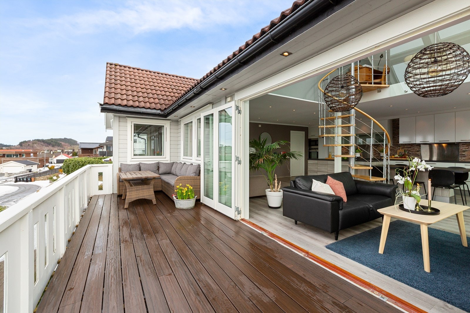 Videre ute er det flere uteplasser hvor en kan nyte de fine sommerdagene! Galleribilde